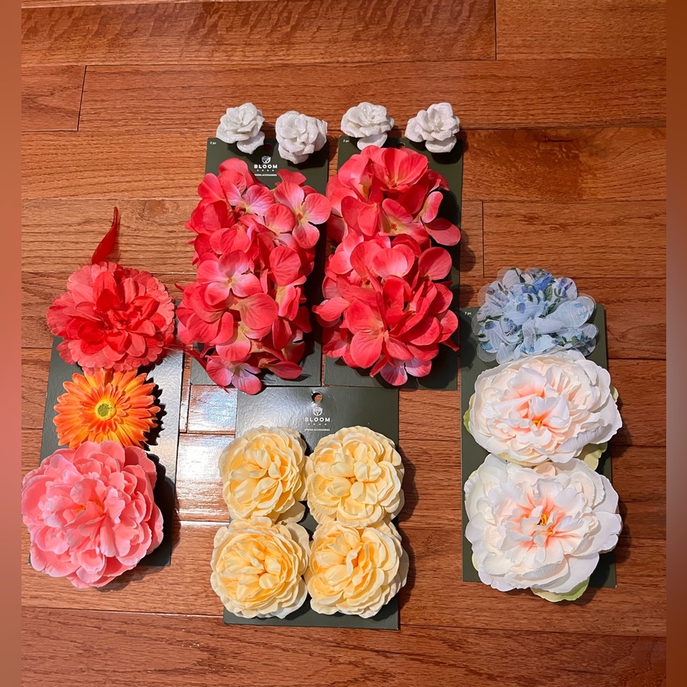 Bloom Floral Clip Flowers 18 in Total - Like New!